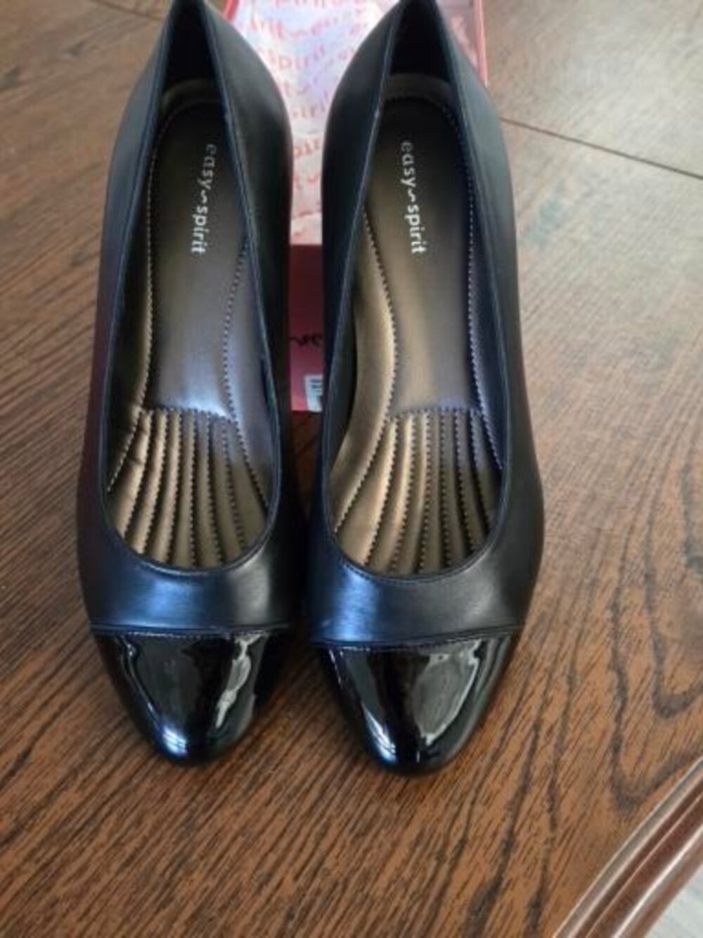 Easy Spirit Esurmine  Black Leather and Patent Pumps. 1.5-inch Heel. Sz 9WW